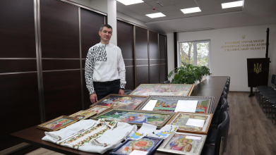 «Вправний вишивальник»: на Волині організували виставку робіт Володимира Коцюбинського
