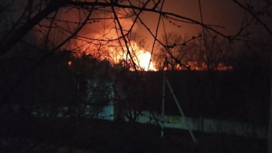 В окупованому Сімферополі спалахнула сильна пожежа: місцеві повідомляють про вибухи. Відео