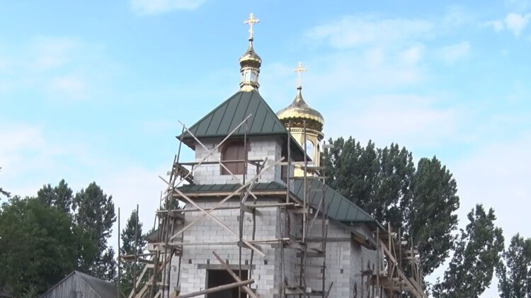 Хата з куполами: у селі на Волині «московський» священник веде будівництво