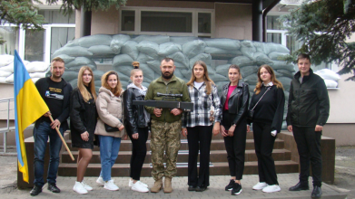 Молодь із Волині передала військовому рушницю-антидрон, майже за п’ять тисяч євро