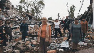 Миколаївські вчителі заспівали та привітали колег на фоні зруйнованих росіянами шкіл