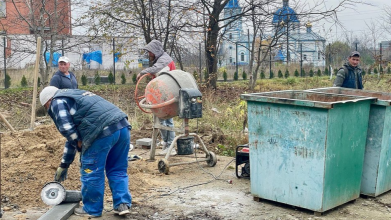 У Нововолинську встановлюють сучасні сміттєві майданчики