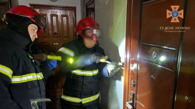 Трирічна дитина у Луцьку зачинилася у квартирі - рятувальники деблоковували двері