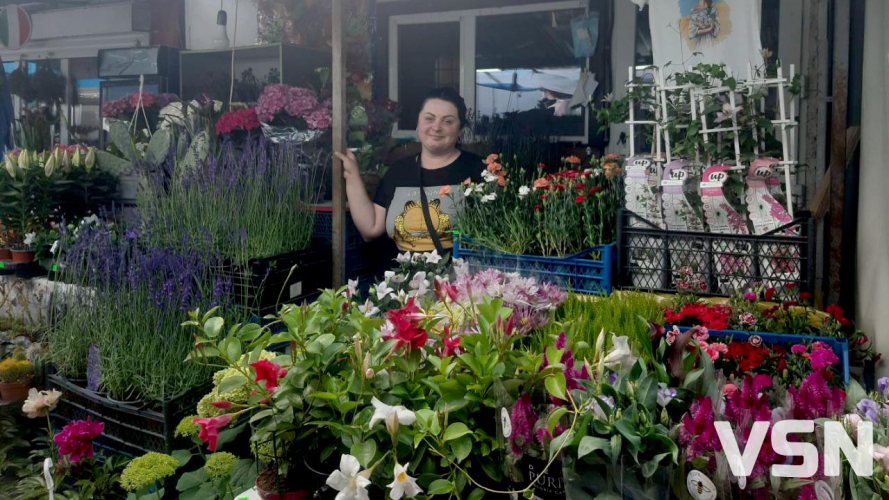 Волонтерка збирає кошти на автівки ЗСУ продажем квітів і хендмейду на ярмарках