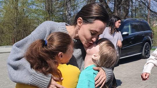 Анджеліна Джолі виклала в інстаграм уламок ракети, який отримала від дитини у Львові