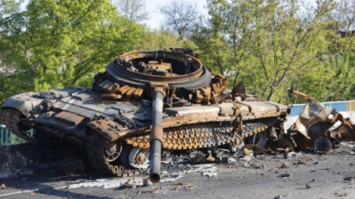 Українські військові з NLAW спалили російський танк під Авдіївкою. Відео