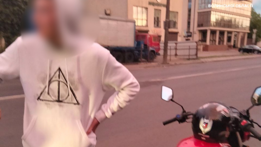 Їздив «без прав»: У Луцьку затримали 16-річного мотоцикліста