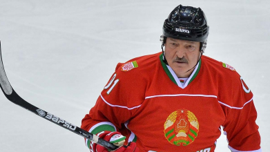 Лукашенко покатав по льоду найманця «ДНР» на інвалідному візку. Відео