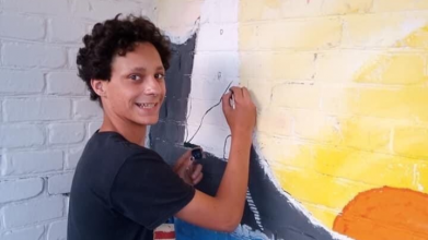 Ніколи не ходив у художню школу: картини хлопця з Волині рятують життя дітям