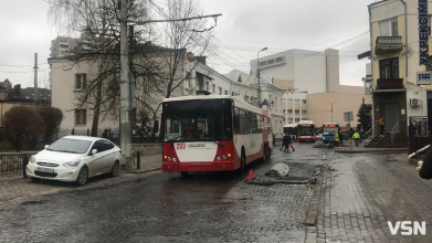 У центрі Луцька через поломку тролейбуса утворився затор