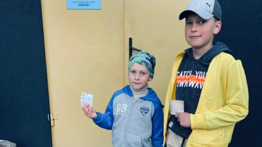 Замість комп‘ютера - допомога армії: у Луцьку діти віддали заощадження волонтерам
