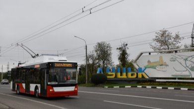 Через відключення світла у Луцьку курсуватиме менше тролейбусів: графік