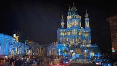 У Києві відомий швейцарський митець патріотично підсвітив будівлі