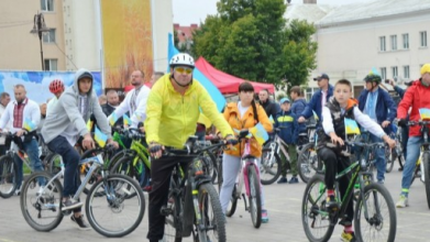 Погода не завада: у Луцьку велопробіг у вишиванках таки відбувся