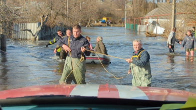Вулиці перетворилися на річку: у ДСНС показали, що відбувається у затопленому Краматорську. Фото