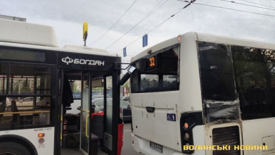 Біля «Там Таму» у Луцьку тролейбус врізався в маршрутку