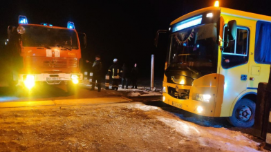 Водій проігнорував червоний сигнал: на Волині шкільний автобус зіткнувся з потягом. Фото
