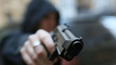 На Волині, погрожуючи пістолетом, шахраї пограбували 53-річну жінку