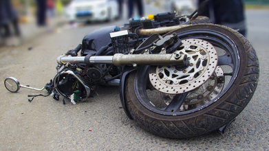 Мотоцикл загорівся після удару: з'явилось відео ДТП, у якому загинув чоловік (18+)