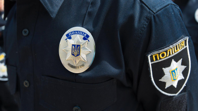 Подарував дівчині перепустку: на Львівщині відсторонили начальника патрульної поліції