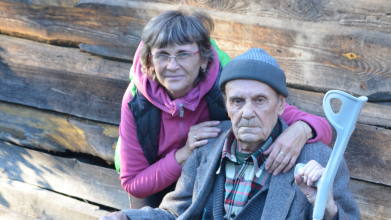 Жив сам у селі на Донеччині з обгорілими ногами: історія дідуся, який переїхав на Волинь