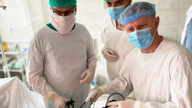 Волинські медики видалили пацієнту гігантську кісту нирки через три проколи