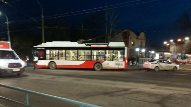 У Луцьку на Ковельській зіткнулися тролейбус і легковик