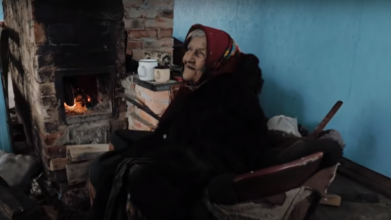 Три дні не їла: на Волині волонтери врятували бабусю, яка живе сама посеред поля