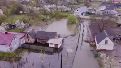 Волиняни рятують будинки від підтоплення, а на городину вже й не сподіваються