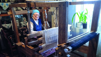 Відроджують давнє забуте ремесло: у селі на Волині досі використовують столітні ткацькі верстати