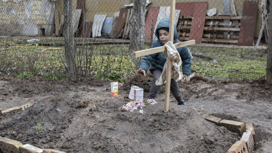 Звірства в Бучі: 6-річний хлопчик приніс консерви на могилу своєї мами, яка померла від голоду