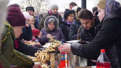 На Волині церква московського патріархату святкувала «масляну» з самоваром і бубликами