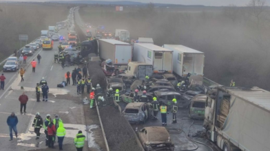 Моторошна ДТП на трасі в Угорщині: зіткнулися 5 вантажівок і 37 легковиків, які загорілися. Фото