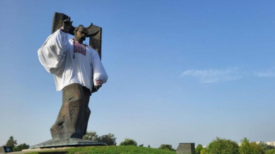 Пам'ятник Тарасу Шевченку у Ковелі одягнули у велетенську вишиванку