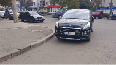 «Автохами» в Луцьку: у місті часто фіксують неправильні паркування авто