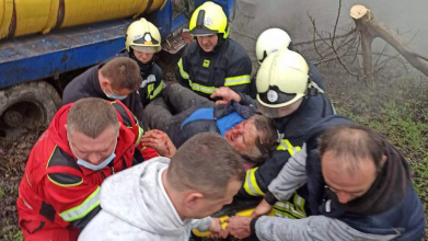 ДТП під Луцьком: рятувальники деблокували водія молоковоза з авто. Фото