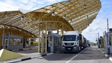 Волинські перевізники на «Ягодині» блокують рух польських вантажівок