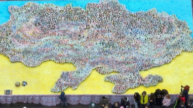 Подарунок для ЗСУ: волонтери створили найбільшу карту України з великодніх пасок