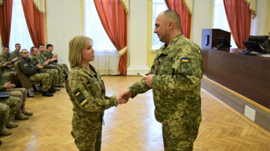 Прикордонниці з Луцька, яка нещодавно повернулась з російського полону, присвоїли офіцерське звання