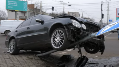 Автівка опинилася на дорожньому знаку: повідомили причину ДТП у Луцьку