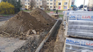 Раніше було ні пройти, ні проїхати: у Луцьку розпочали ремонтувати заїзд на вулицю Кравчука