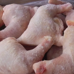 Викликає важкі захворювання: до України завезли небезпечну курятину