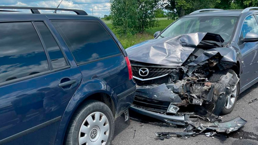 Водій Mazda у Луцьку не дотримався безпечної швидкості і в'їхав у Volkswagen Golf
