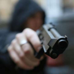 На Волині, погрожуючи пістолетом, шахраї пограбували 53-річну жінку