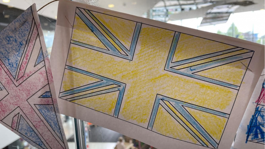 Громадський простір у Британії прикрасив Union Jack у синьо-жовтому кольорі