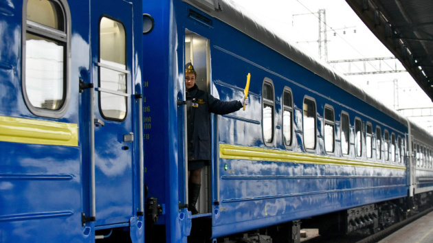 Укрзалізниця на вокзалах видаватиме переселенцям кошти