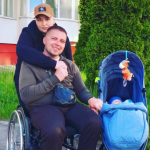 «Їхали, а повсюди лежали трупи»: історія переселенця на інвалідному візку, який переїхав до Луцька з двома дітьми