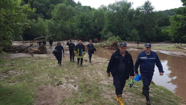 На Тернопільщині авто знесло в потік: загинули діти