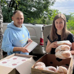 Хотіли закрити бізнес, але вирішили допомагали людям: історія подружжя з Луцька, яке пече і возить хліб на схід