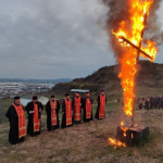 В Україні під час хресного ходу священники та віряни палили розп'яття. Фото